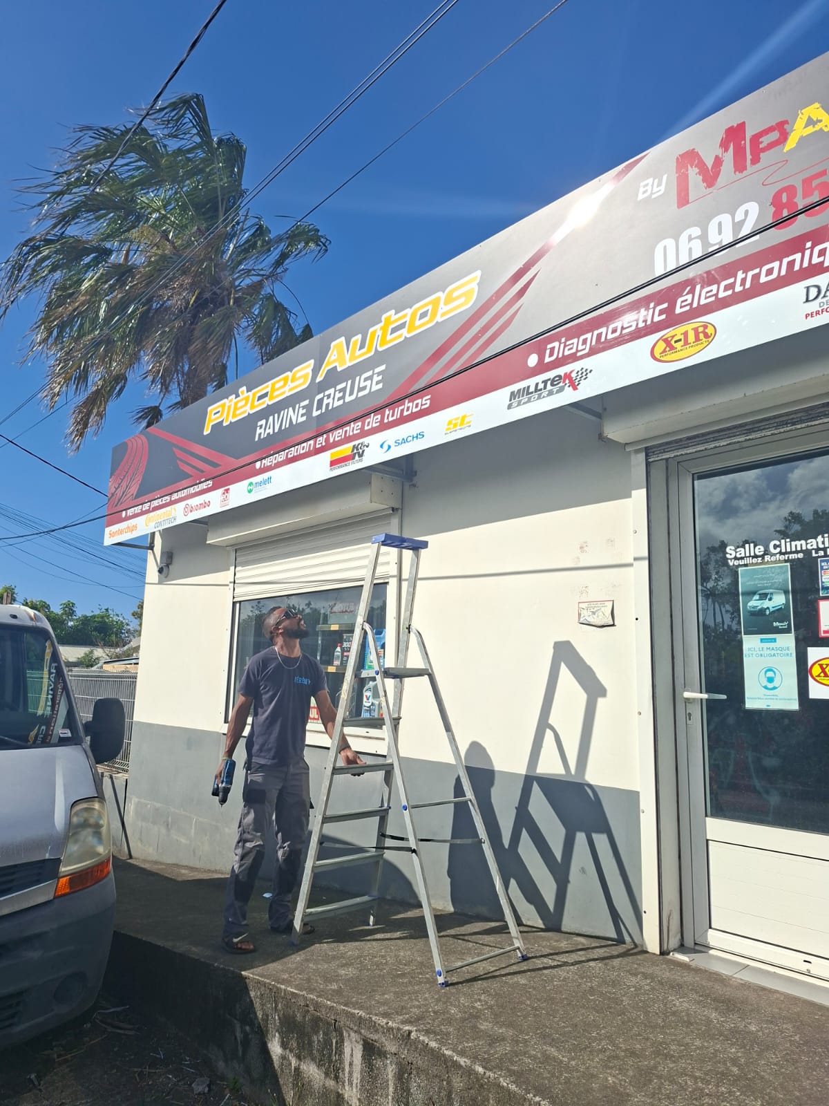 Enseigne pièces autos ravine creuse